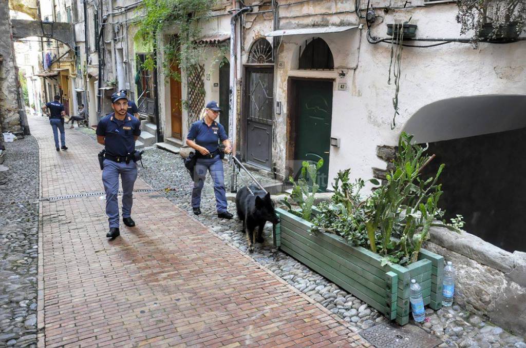 riviera24 - Sanremo polizia cane antidroga nucleo cinofilo centro storico pigna 