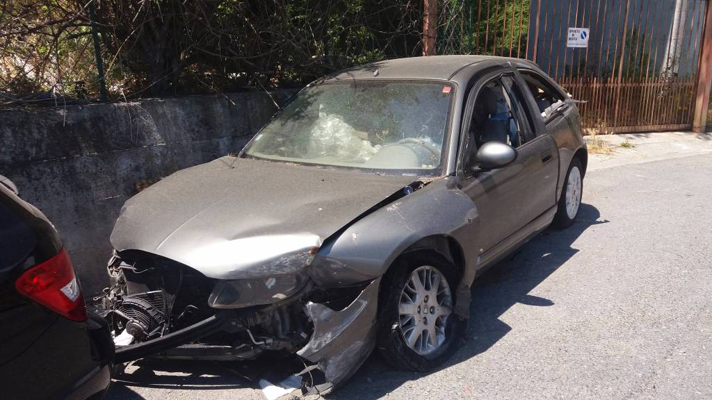 Taggia auto incidentata vandalizzata