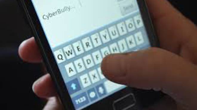 Bordighera, la polizia nelle scuole medie parla di cyber bullismo e dei rischi dei social network