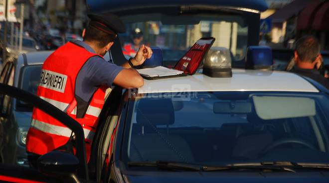 Ventimiglia, fumano spinelli nei giardini pubblici davanti ai bambini. Denunciati dai carabinieri