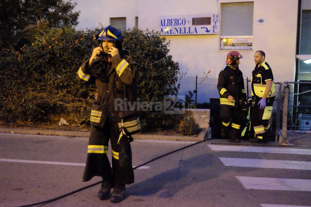 Il dispiegamento di forze per l'incendio di corso Orazio Raimondo