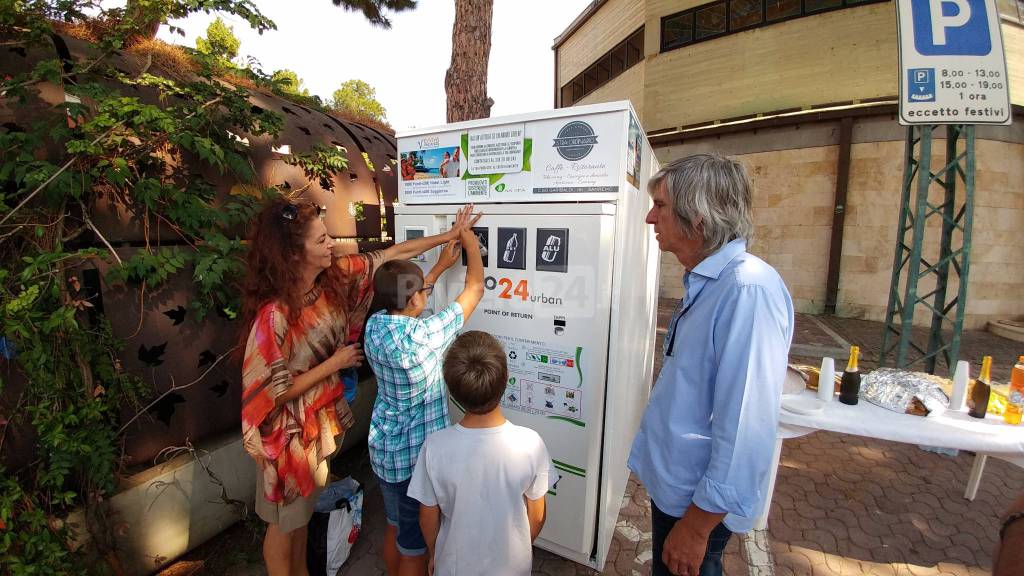 Operativo il nuovo eco-compattatore a Ospedaletti, plastica per punti spesa