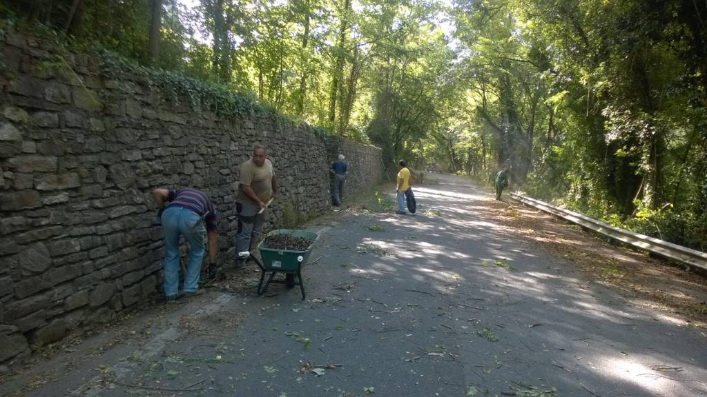 Pornassio, i volontari all'opera per la pulizia della strada che porta da ponti di Pornassio ad Acquetico 