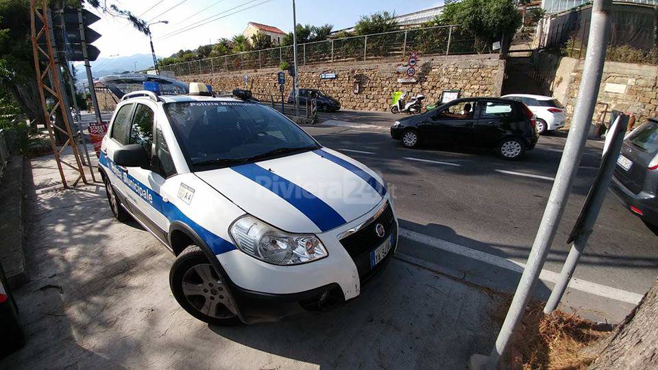 RIVIERA24 - SANREMO INCIDENTE SCOOTER AUTO POLIZIA LOCALE