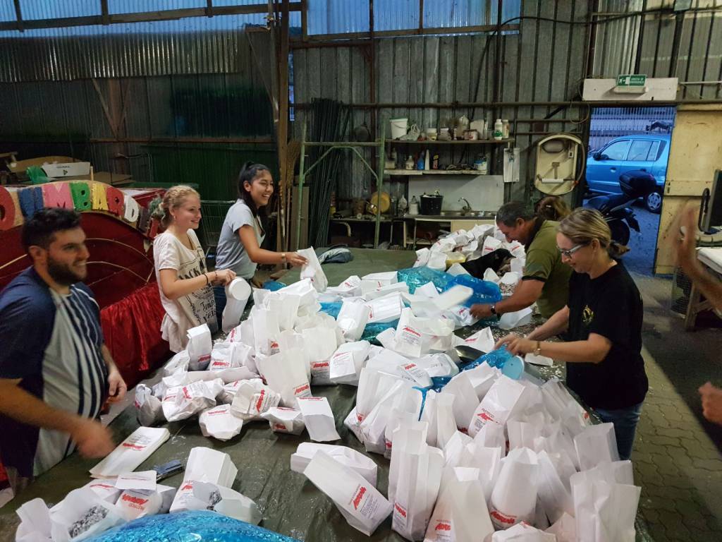 riviera24 - Sestiere Burgu e Bombardei preparano coriandoli di Pasta Fresca Morena