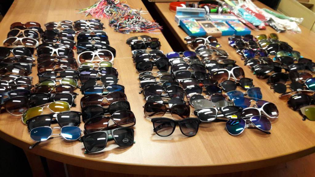 Sanremo, polizia, sequestro occhiali contraffatti