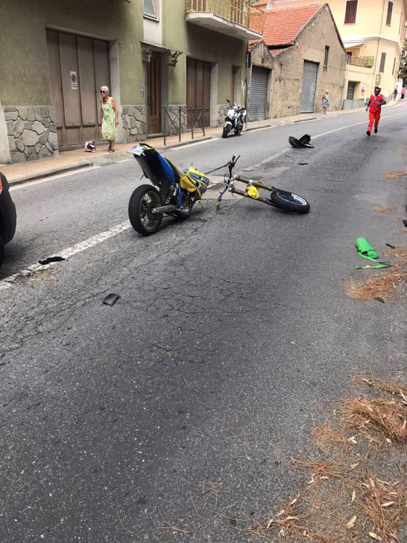 Taggia, centauro in monoruota sorpassa la coda e si schianta contro un altro centauro