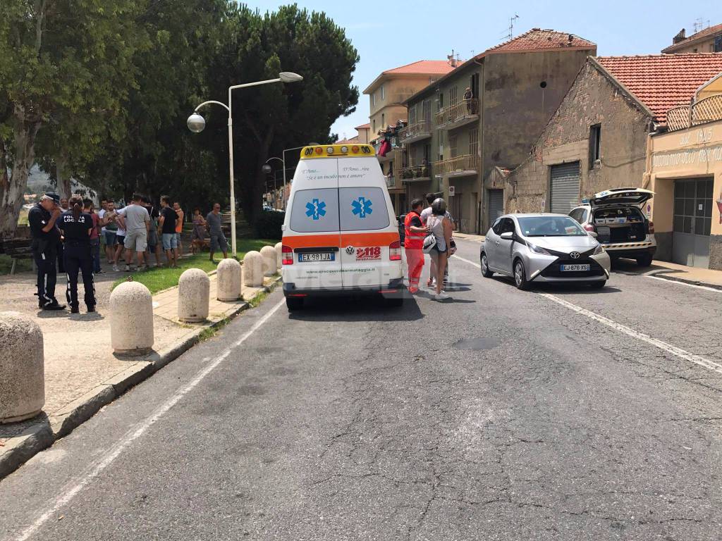 Taggia, l'intervento dell'ambulanza e dei carabinieri