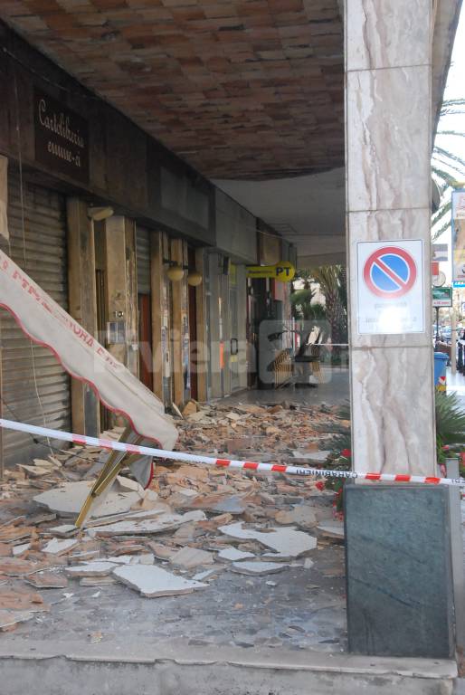 Bordighera, crollo terrazzo