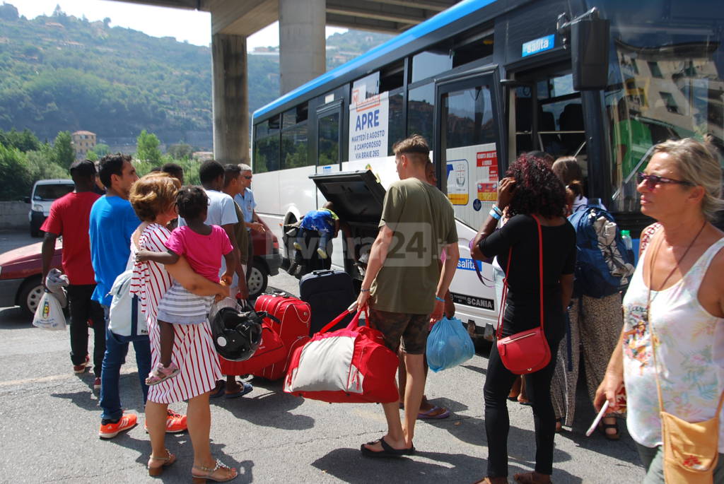 Famiglie migranti trasferite al Parco Roja
