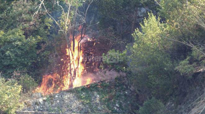 Forte raffiche di vento in Riviera: tra incendi, persiane pericolanti  e alberi spezzati domenico intensa per i vigili del fuoco