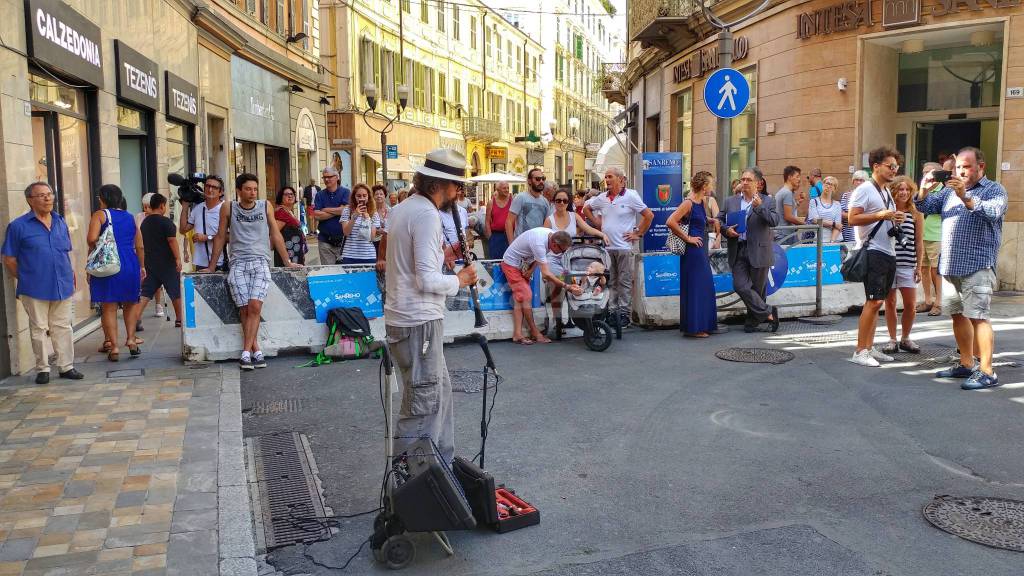 La protesta di Marco Fusi, il musicista torna a suonate davanti all'Ariston