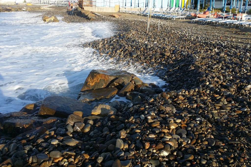 riviera24 - Mareggiata alle spiagge della foce