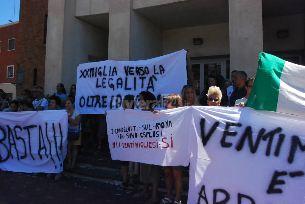 Sit in contro l'accoglienza migranti