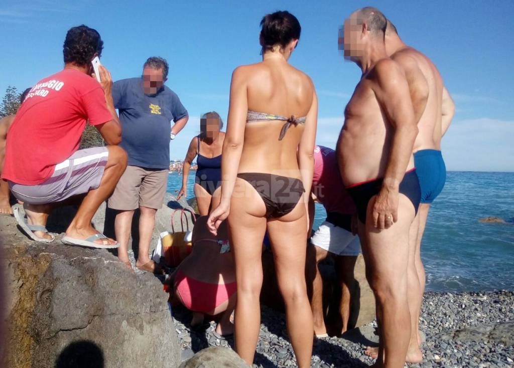 Soccorsi in spiaggia a Bordighera