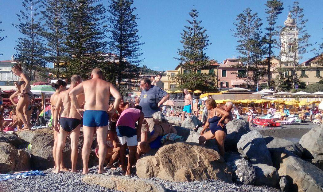 Soccorsi in spiaggia a Bordighera