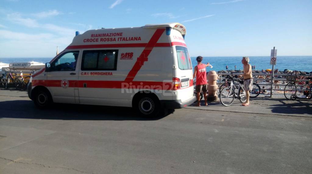 Soccorsi in spiaggia a Bordighera