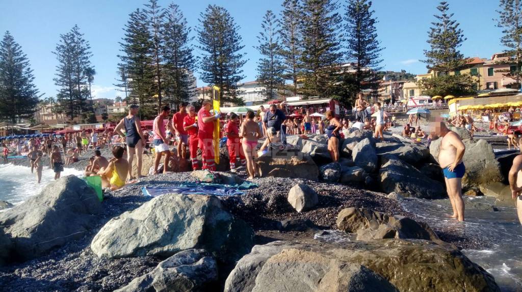 Soccorsi in spiaggia a Bordighera