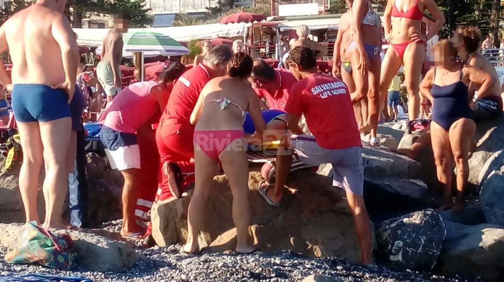 Soccorsi in spiaggia a Bordighera