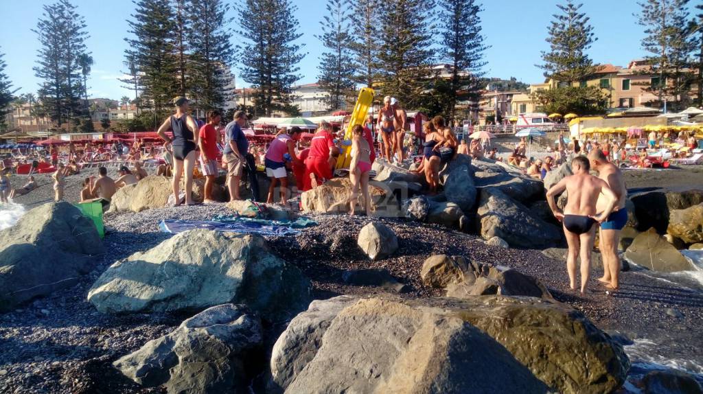 Soccorsi in spiaggia a Bordighera