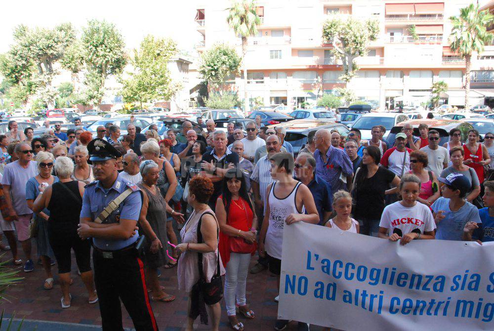 Ventimiglia i cittadini scendono in piazza