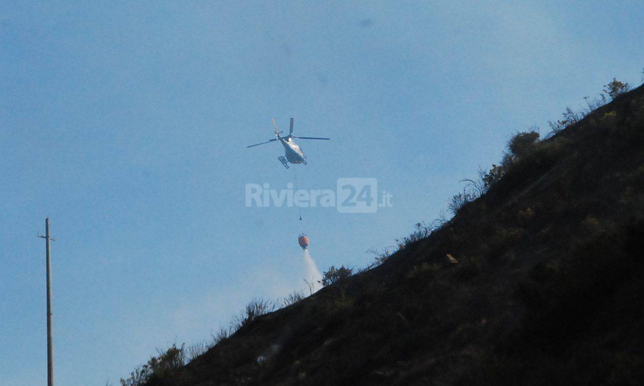 Ventimiglia incendio boschivo tra Roverino e Porra