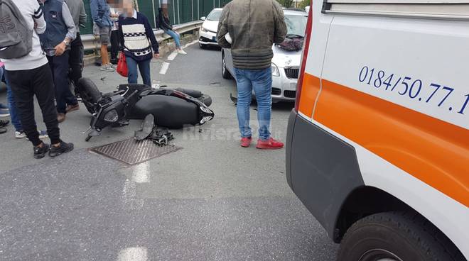 Sanremo, lascia la scuola in sella allo scooter e si schianta contro auto: 16enne in ospedale