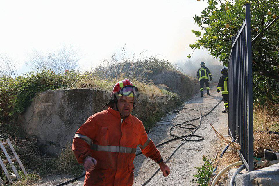 riviera24 - Taggia, grosso incendio di sterpaglie vicino alle case