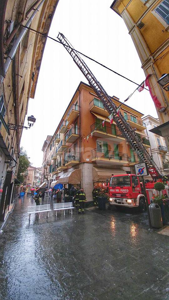 riviera24 - vigili del fuoco via palazzo sanremo calcinacci