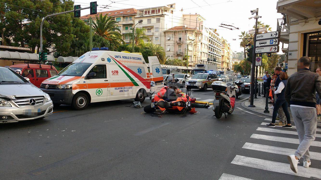 Sanremo incidente davanti alle Poste: moto si schianta contro auto