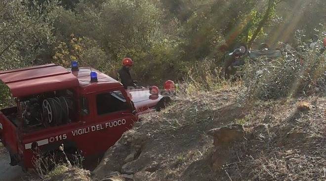 Auto si cappotta nelle campagne che sovrastano Isolabona, gravissimi i due occupanti