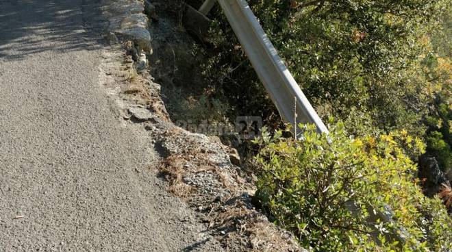 Apricale, crollati 30 metri di guard rail dalla provinciale