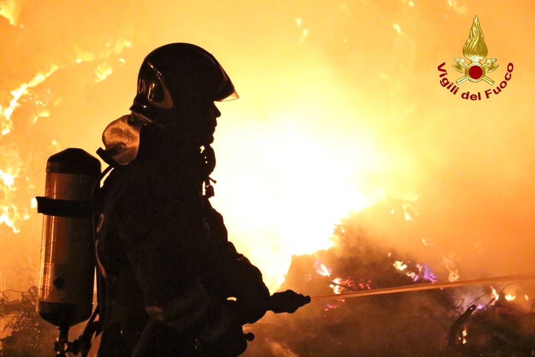 Incendio Recup Fer Sanremo, le immagini dei vigili del fuoco