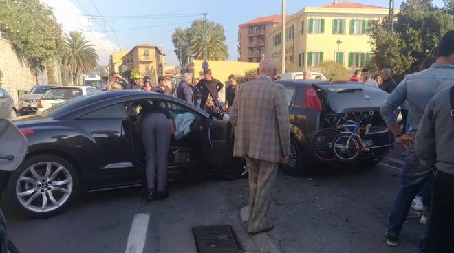 Incidente stradale tra due auto a Ventimiglia, i feriti in codice giallo al Saint Charles