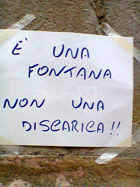 riviera24 - "E' una fontana non una discarica"'obelisco di piazza Bresca 