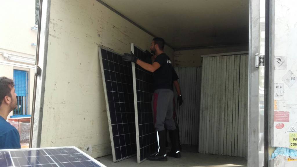 riviera24- la Polstrada gli scopre nel furgone 200 pannelli solari rubati