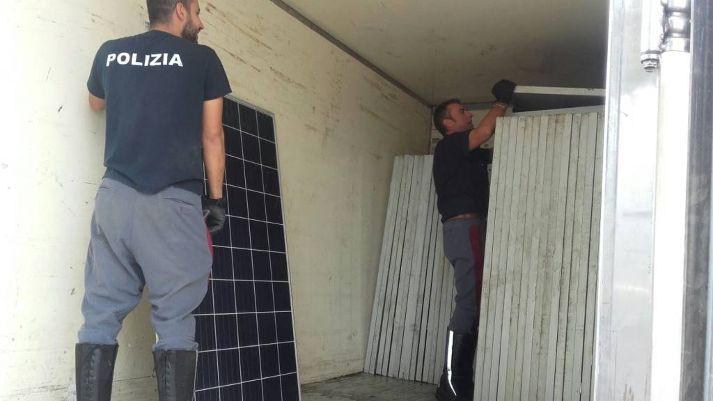 riviera24- la Polstrada gli scopre nel furgone 200 pannelli solari rubati