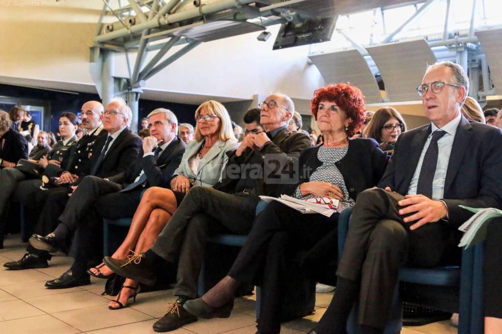 Riviera24-Valeria Fedeli e Roberto Vecchioni per il convegno sui cantautori nelle scuole al palafiori