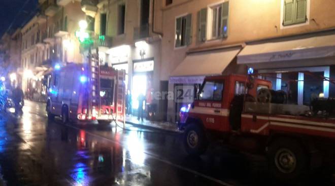 A fuoco friggitrice di una kebabberia nel centro di Bordighera, provvidenziale l’intervento dei pompieri