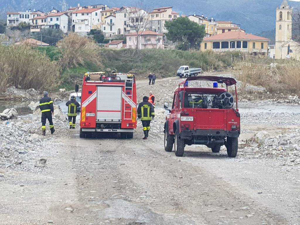 Furgone impantanato nel torrente Bevera