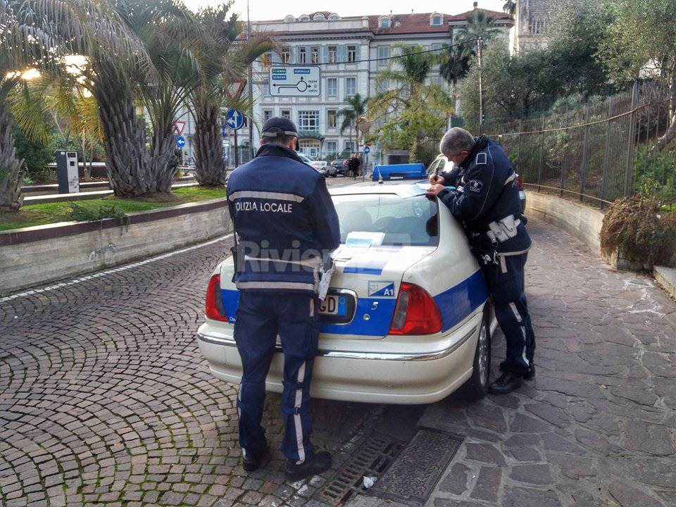 La polizia municipale in azione al parco delle Carmelitane