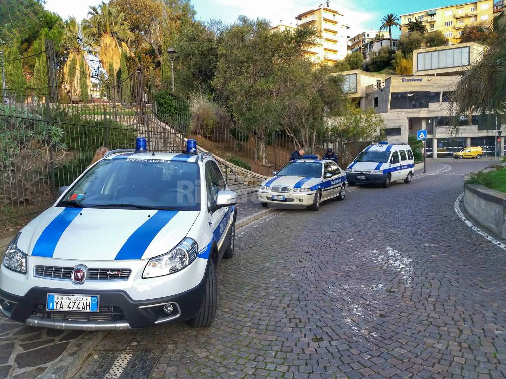 La polizia municipale in azione al parco delle Carmelitane