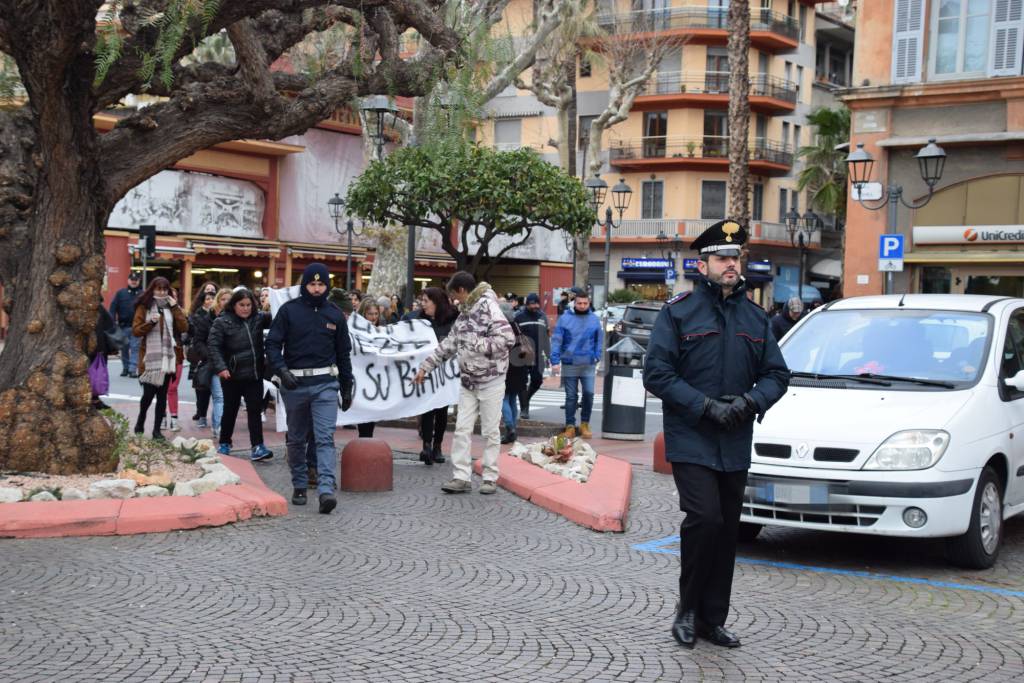 Manifestazione genitori scuola Cavour