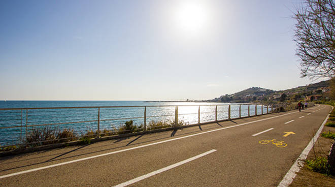 Sanremo, sulla pista ciclabile va in scena una pedalata ecologica