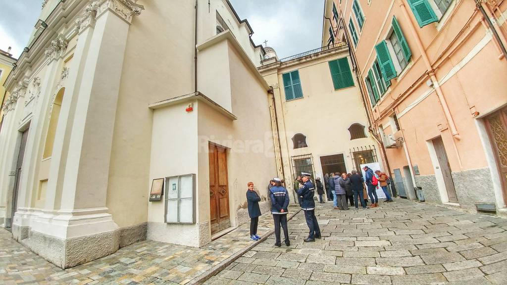 Riviera24-l'inaugurazione del nuovo laboratorio tessile in piazza Cassini