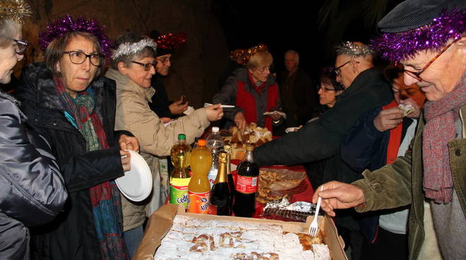 Ventimiglia, riuscita la processione con flanbeau del gruppo di amici di Enrica Nasi alla Madonna delle Virtù