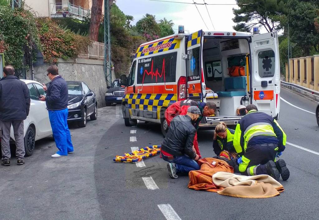 riviera24 - Terrificante frontale scooter-furgone sull'Aurelia a Sanremo: giovane donna in gravissime condizioni