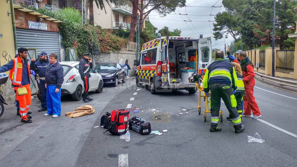 riviera24 - Terrificante frontale scooter-furgone sull'Aurelia a Sanremo: giovane donna in gravissime condizioni