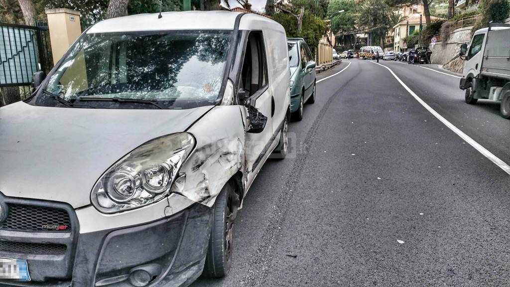 riviera24 - Terrificante frontale scooter-furgone sull'Aurelia a Sanremo: giovane donna in gravissime condizioni