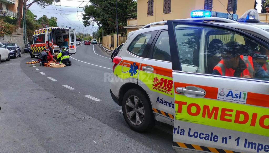 riviera24 - Terrificante frontale scooter-furgone sull'Aurelia a Sanremo: giovane donna in gravissime condizioni